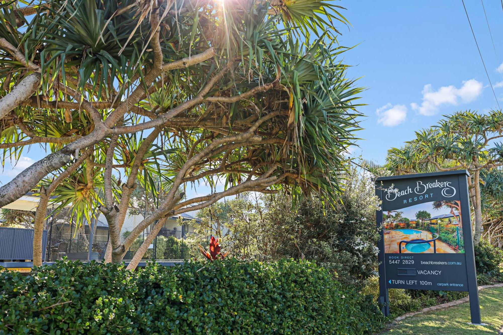 Beach Breakers Resort Sunrise Beach Exterior foto